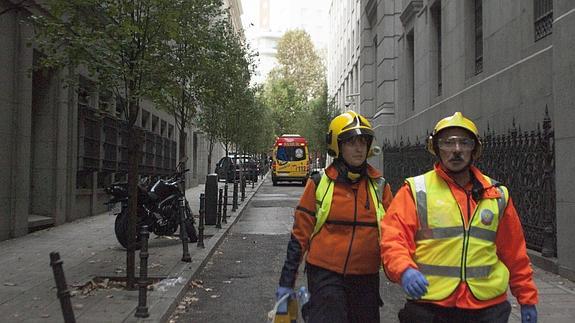 Los servicios de emergencia trabajan en la zona. 