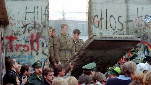 28 años después de su creación, los guardias ayudaron a tumbar el Muro. 