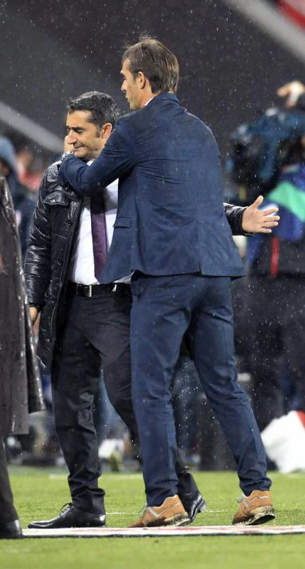 Lopetegui abraza a Valverde tras el partido 