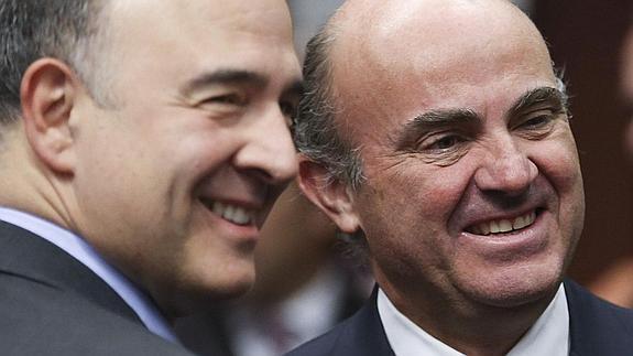 Pierre Moscovici conversa Luis de Guindos.