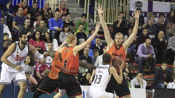 Sergio Rodríguez, ante los defensores del Fuenlabrada. 