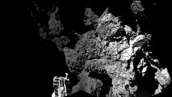 Vista parcial del aterrizaje de 'Philae' en la superficie del cometa. 