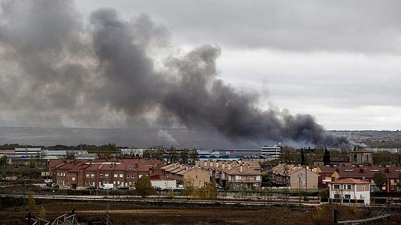 El humo se eleva tras el incendio en la planta de Campofrío.