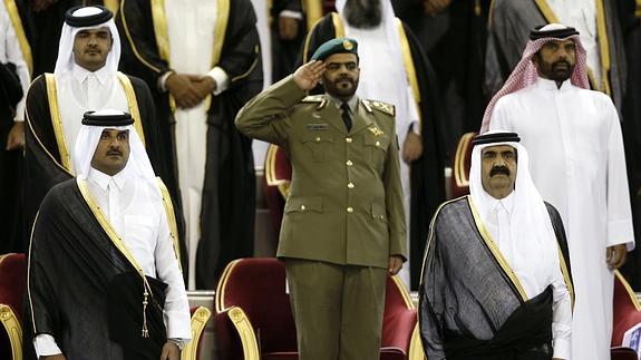 El emir de Catar, junto a su hijo, en el palco del estadio Califa. 