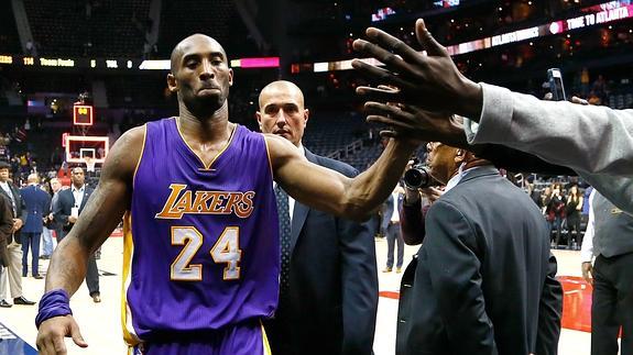 Kobe Bryant celebra la victoria y el récord. 