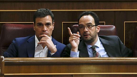 El líder del PSOE, Pedro Sánchez, y el portavoz socialista, Antonio Hernando. 