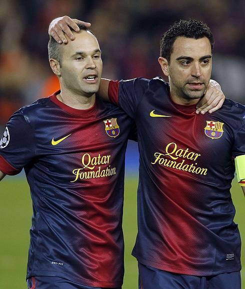 Andrés Iniesta (i) y Xavi Hernández. 