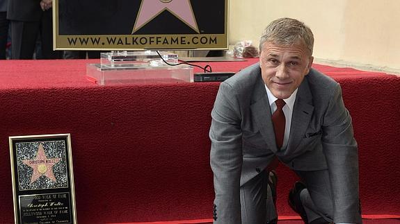 El actor austríaco posa tras recibir la estrella. 