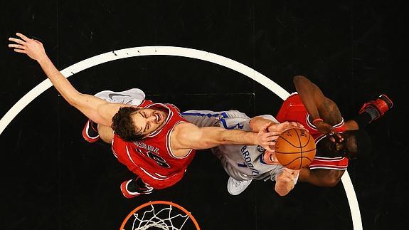 Gasol trata de taponar a un rival 