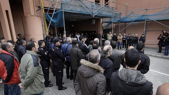 Agentes del Cuerpo Nacional de Policía concentrados frente al cuartel de Lonzas de La Coruña. 