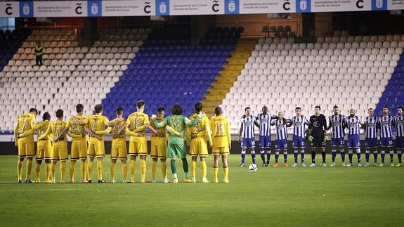 Los jugadores del Deportivo y del Málaga guardan un minuto de silencio. 