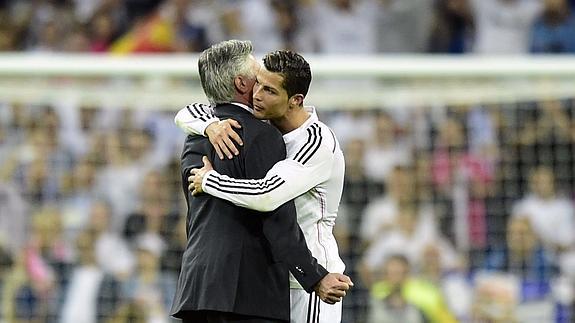 Cristiano Ronaldo abraza a su entrenador Carlo Ancelotti. 