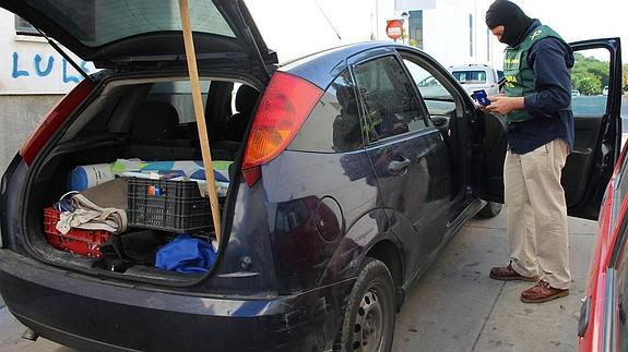 Un guardia civil inspecciona un vehículo.