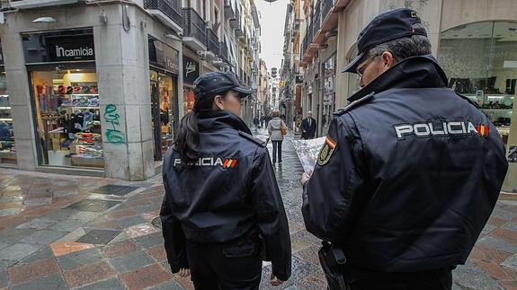 Dos policías patrullan en Granada.