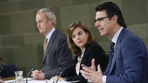 Soraya Sáenz de Santamaría (c), junto al ministro de Defensa, Pedro Morenés (i), y el de Industria, Energía y Turismo, José Manuel Soria, junto a Soraya Sáenz de Santamaría y Pedro Morenés.