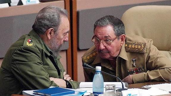 Foto de archivo de 23/12/03 del presidente de Cuba, Fidel Castro (i) y de su hermano Raúl. 