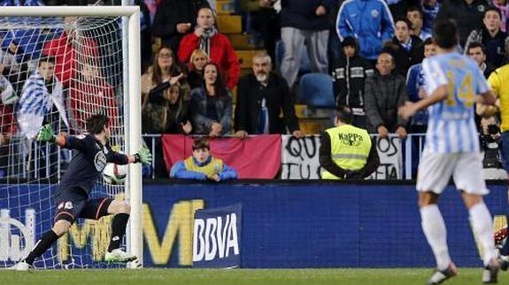 El delantero paraguayo del Málaga Roque Santa Cruz (d) chuta para marcar el primer gol ante el Deportivo de La Coruña. 