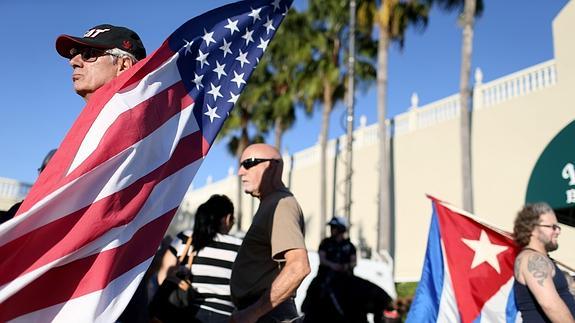 Banderas de Cuba y Estados Unidos.