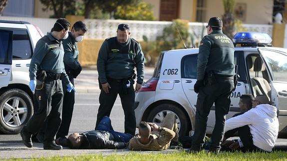 Agentes de la Guardia Civil localizan a cuatro de los inmigrantes.