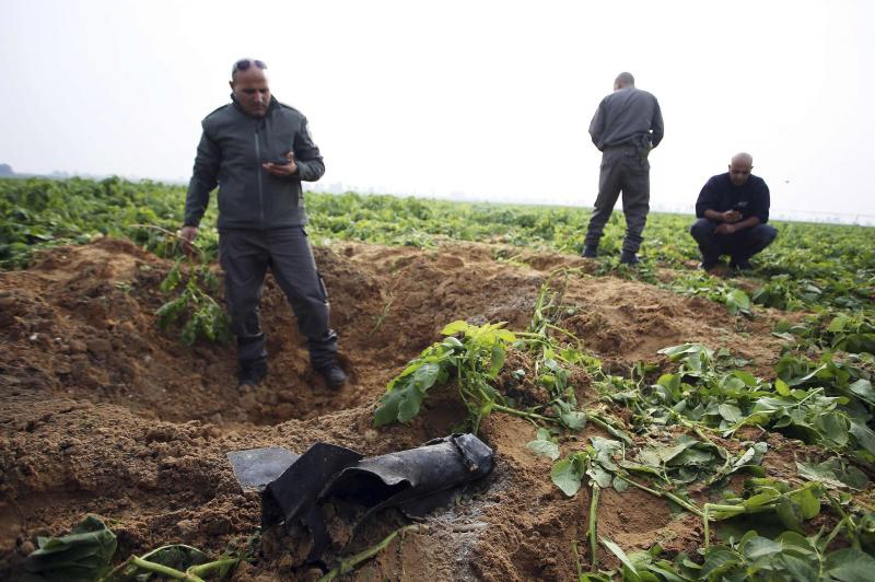 Agentes israelíes inspeccionan el cohete lanzado desde la Franja de Gaza.