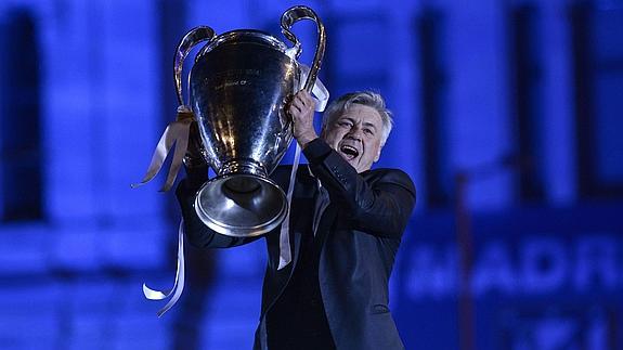 Ancelotti celebra en La Cibeles el triunfo en la final de la Liga de Campeones. 