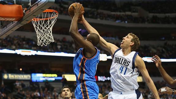 Serge Ibaka entra a canasta ante Dirk Nowitzki. 