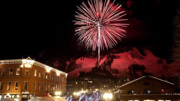 Fuegos artificiales sobre las montañas de Aspen