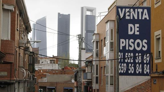 Cartel que anuncia la venta de pisos en un bloque de apartamentos de Madrid. 