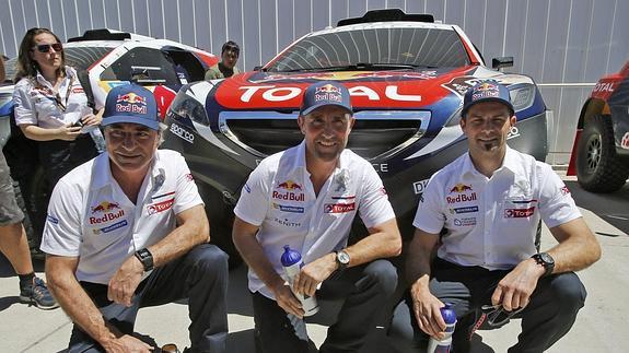 Carlos Sainz, Stephane Peterhansel y Cyril Despres. 