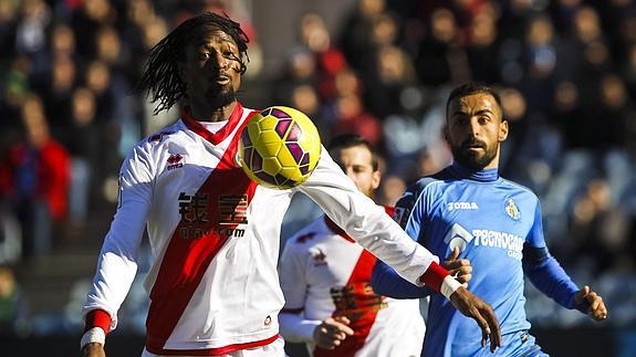 Abdoulaye Ba controla el balón ante Castro. 