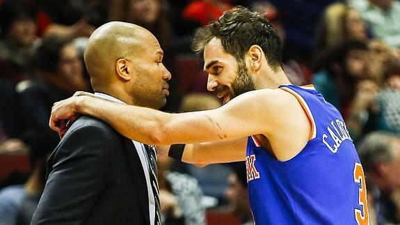 José Manuel Calderón, con su técnico, Derek Fisher. 