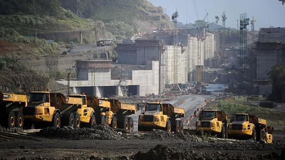 Camiones saliendo de las obras de ampliación del Canal de Panamá. 