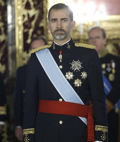 El rey Felipe VI, durante el minuto de silencio.