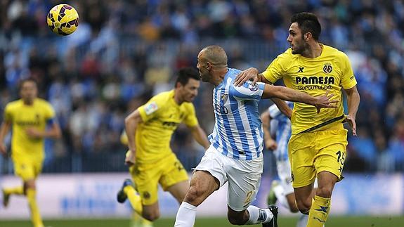 Amrabat disputa un balón.  