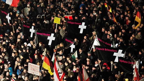 Un grupo de personas participa en una manifestación de Pegida (Europeos Patriotas contra la Islamización de Occidente). 