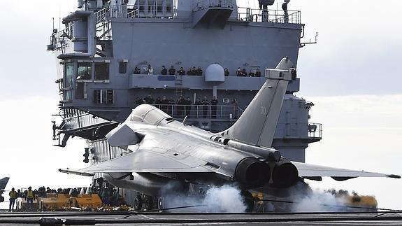 Un avión 'Rafale' despega del portaaviones 'Charles de Gaulle'. 