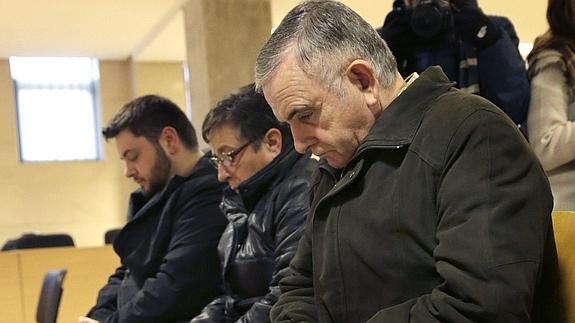 El electricista Manuel Fernández Castiñeiras (d), autor confeso del robo, junto a su mujer y su hijo durante el juicio.