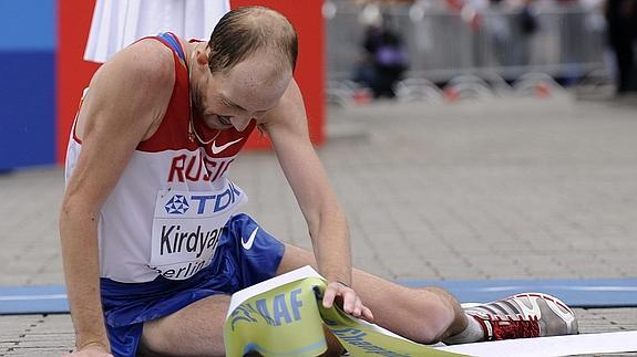 Kirdyapkin, exhausto tras cruzar la meta como ganador de la prueba de los 50 kilómetros marcha de los Mundiales de 2009. 