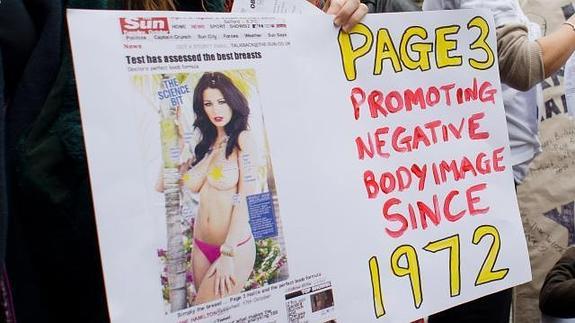 Protesta en Londres en contra de la famosa chica de la página 3 de 'The Sun'. 