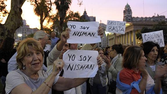 Varios manifestantes pidiendo justicia por la muerte de Nisman. 