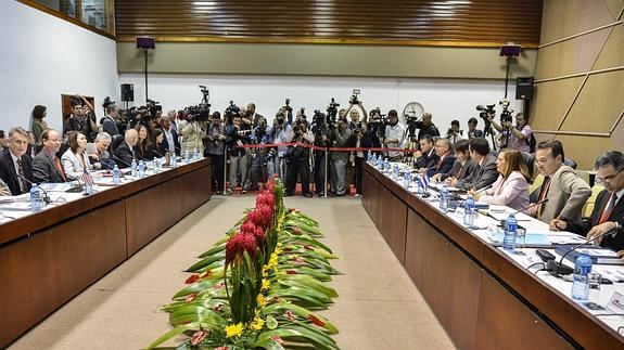 Las dos delegaciones, en La Habana.