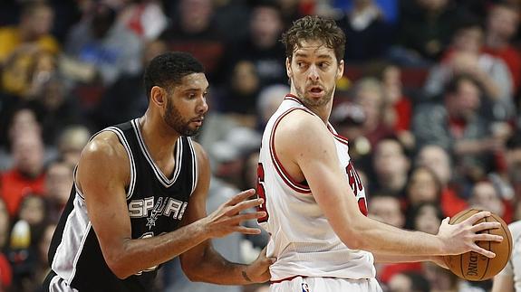 Pau Gasol, junto a Tim Duncan. 