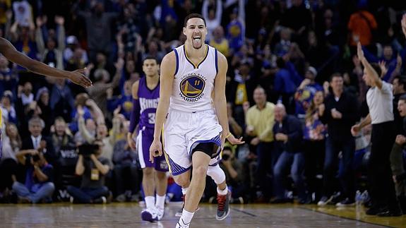 Klay Thompson, tras anotar un triple. 