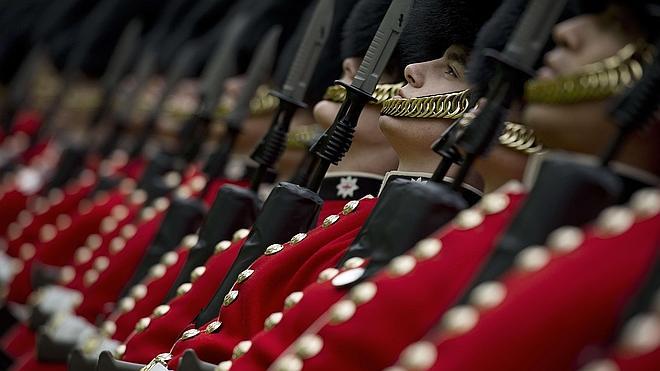 Un grupo de soldados británicos forman en una ceremonia oficial 