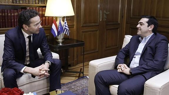 Jeroen Dijsselbloem (i.), durante su reunión ayer con Tsipras. 