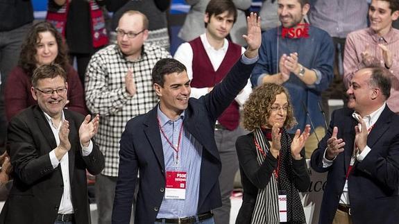 Pedro Sánchez (centro), ayer en Valencia. 