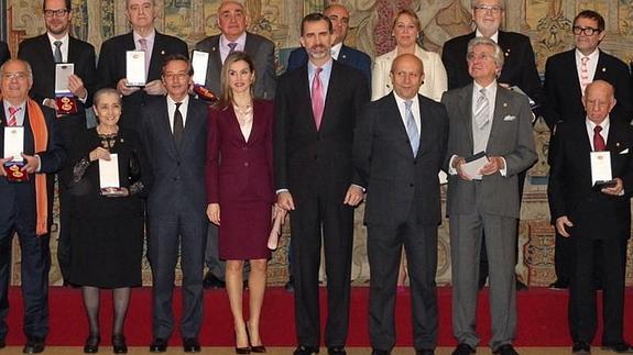 Los Reyes posan con los galardonados. 