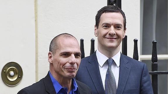 El ministro de Economía británico, George Osborne junto a su homólogo griego, Yanis Varufakis.