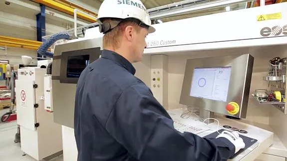 Un trabajador de Siemens en Berlín prepara los diseños de las piezas.