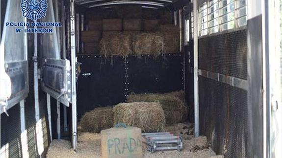 La mitad del estupefaciente se encontró oculta tras alpacas de paja en un remolque de caballos. 